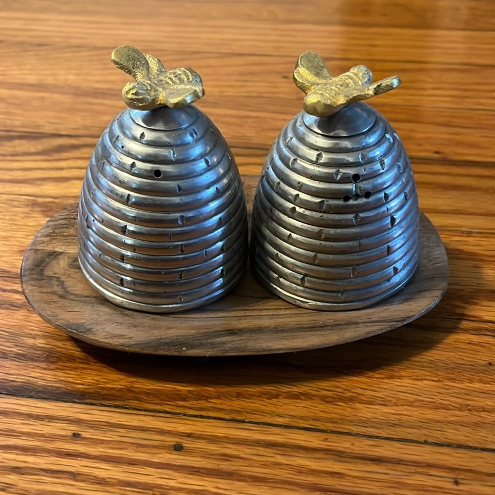 NWOT Beehive Salt & Pepper Shakers With Wooden Tray